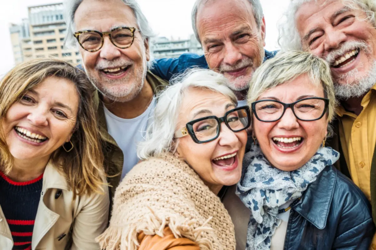 groupe de personnes retraités souriants