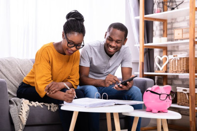un couple de jeunes qui signent un contrat
