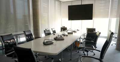 Salle de réunion vide avec écran