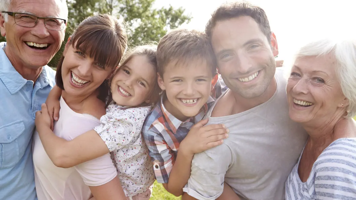 Famille nous regarde en souriant