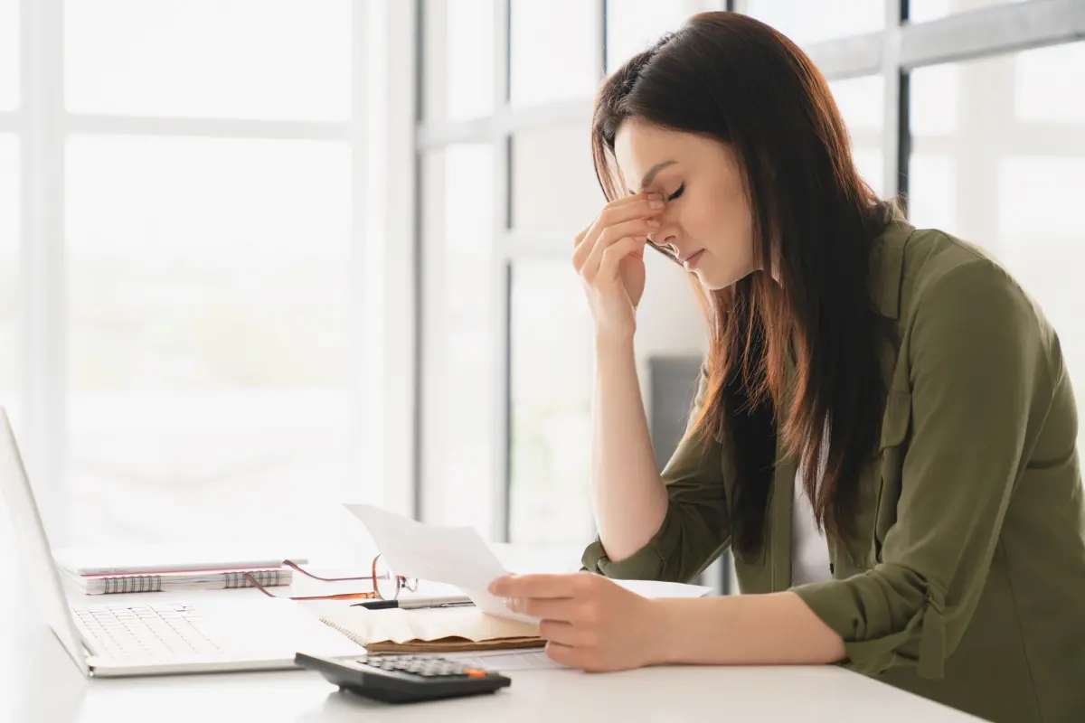 Femme fatiguée devant soin ordinateur
