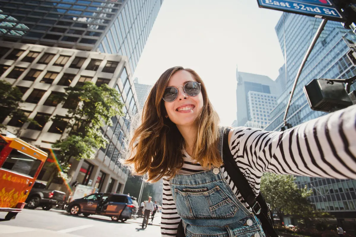 jeune fille heureuse à l'étranger devant une caméra