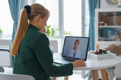 Une femme malade en téléconsutation