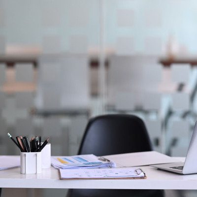 Bureau vide avec fournitures de bureaux