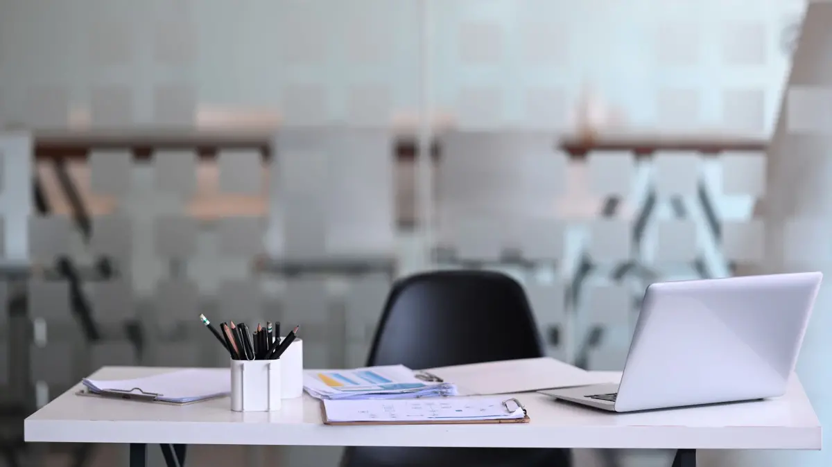 Bureau vide avec fournitures de bureaux
