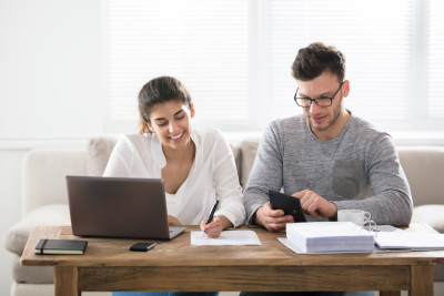 un homme et une femme calcule le montant de leur retraite