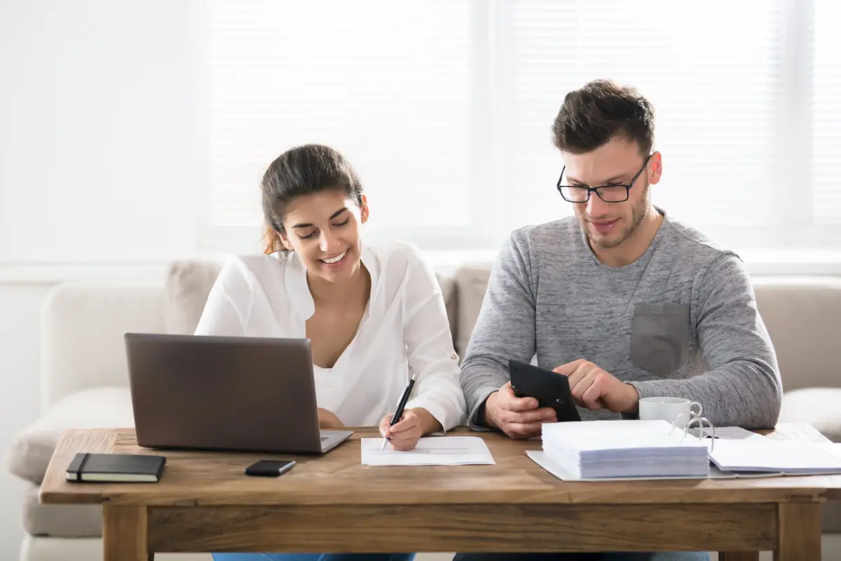 un homme et une femme calcule le montant de leur retraite