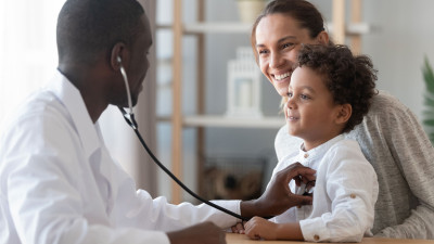 Un pédiatre pratique un examen au stéthoscope