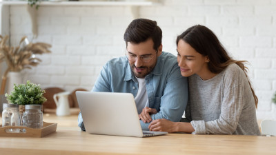 un couple jeune regarde un écran