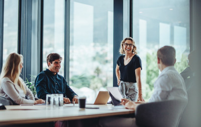 des employes sourient dans l'open space
