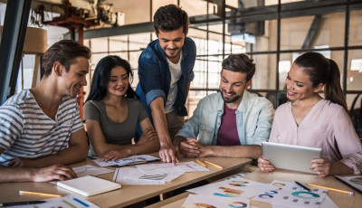 une équipe de travail regarde une feuille