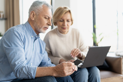 couple de retraités qui regarde leurs comptes