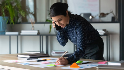 Une feune femme d'affaire prend des notes