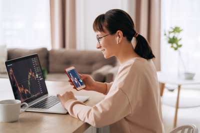 une jeune femme regarde son ordinateur