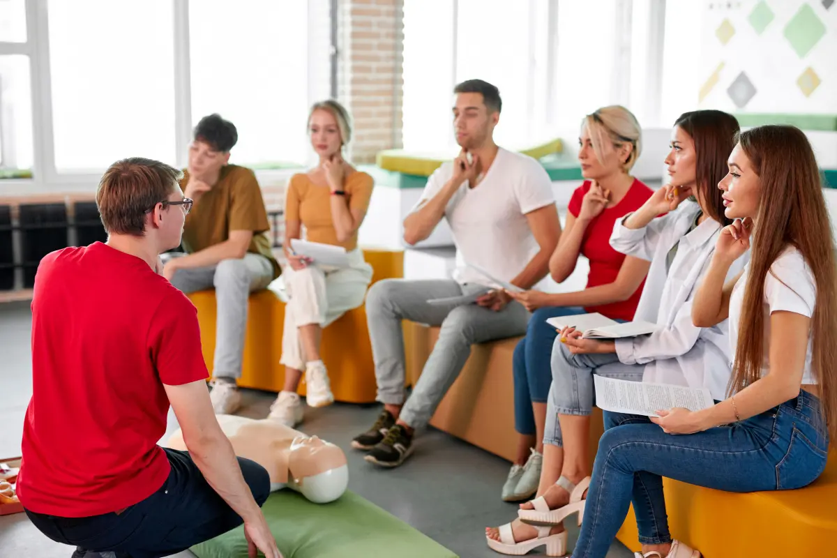 groupe de jeunes de diverses origines suivent une formation de premiers secours