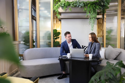 Un couple regarde son contrat
