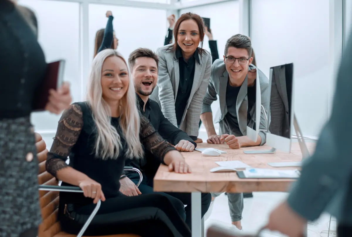Jeunes salariés heureux dans un bureau