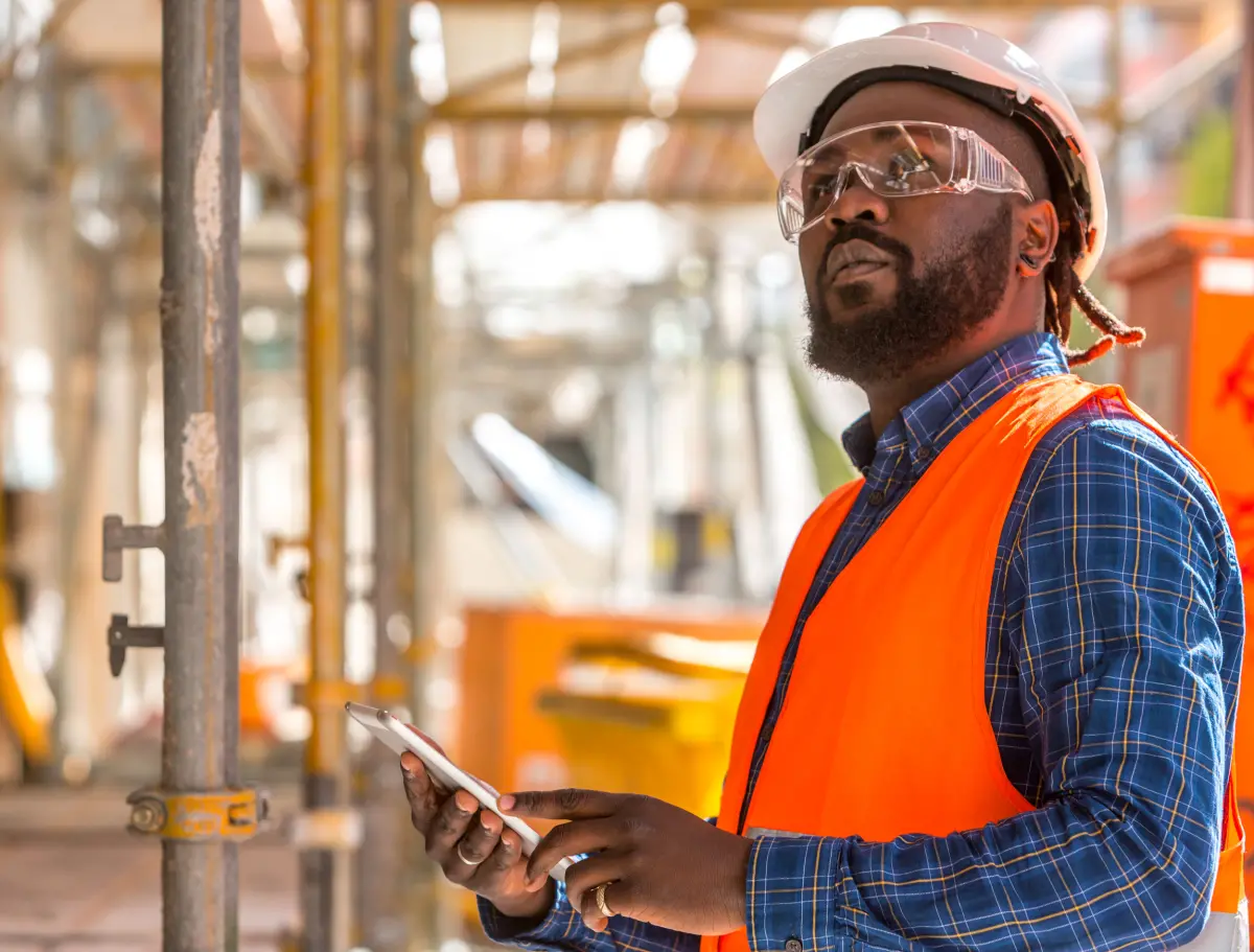 Un ingénieur afro-américain au travail sur le chantier