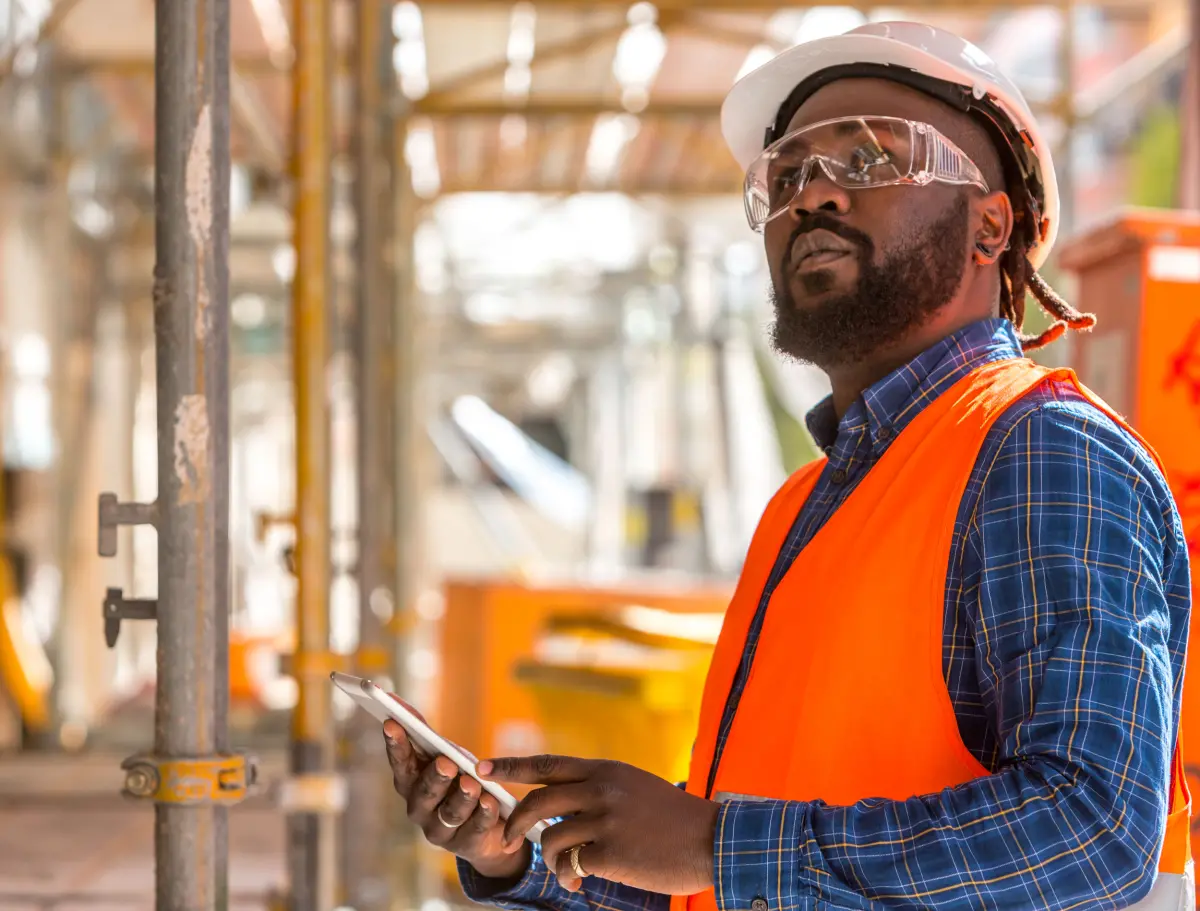 Un ingénieur au travail sur le chantier