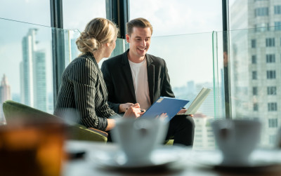 Deux collegues qui se parlent dans un open space
