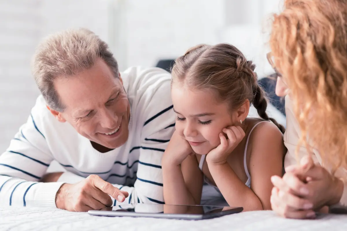 Une famille regarde une tablette tactile