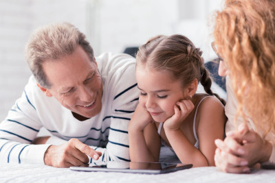 Une famille regarde une tablette tactile
