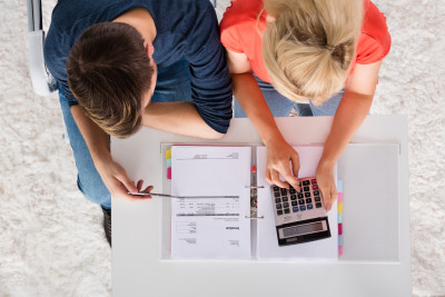 un couple avec une calculatrice