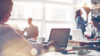 Une femme est devant son ordinateur au travail