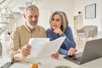 Un couple de retraités regarde son contrat
