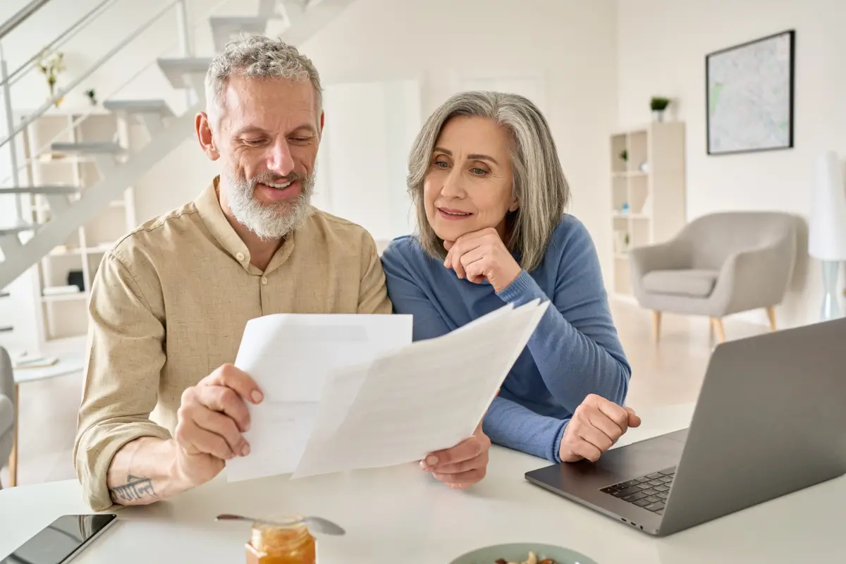 Un couple de retraités regarde son contrat
