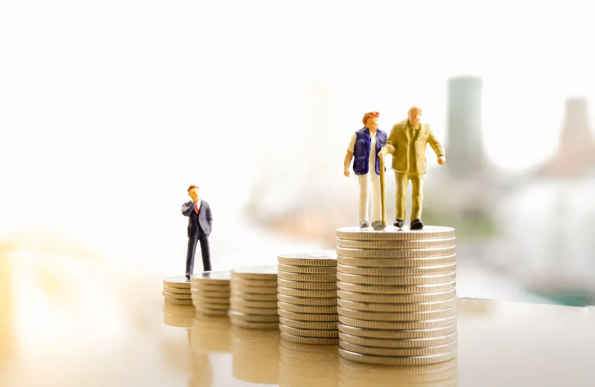 Personnages qui grimpent une pile de pièces de monnaie