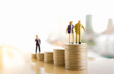 Personnages qui grimpent une pile de pièces de monnaie