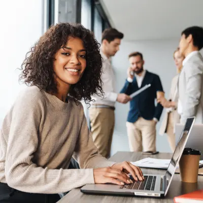 Jeune femme regardant l'objectif