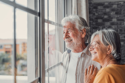 Un couple agé regarde par la fenetre