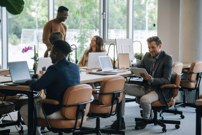 Un groupe de salariés sourient dans l'open space