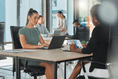 Employées, collègues et équipe travaillant en open space