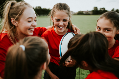 jeunes filles jouant au rugby