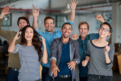 Joyeux groupe d'employés de bureau sautant et s'amusant ensemble.