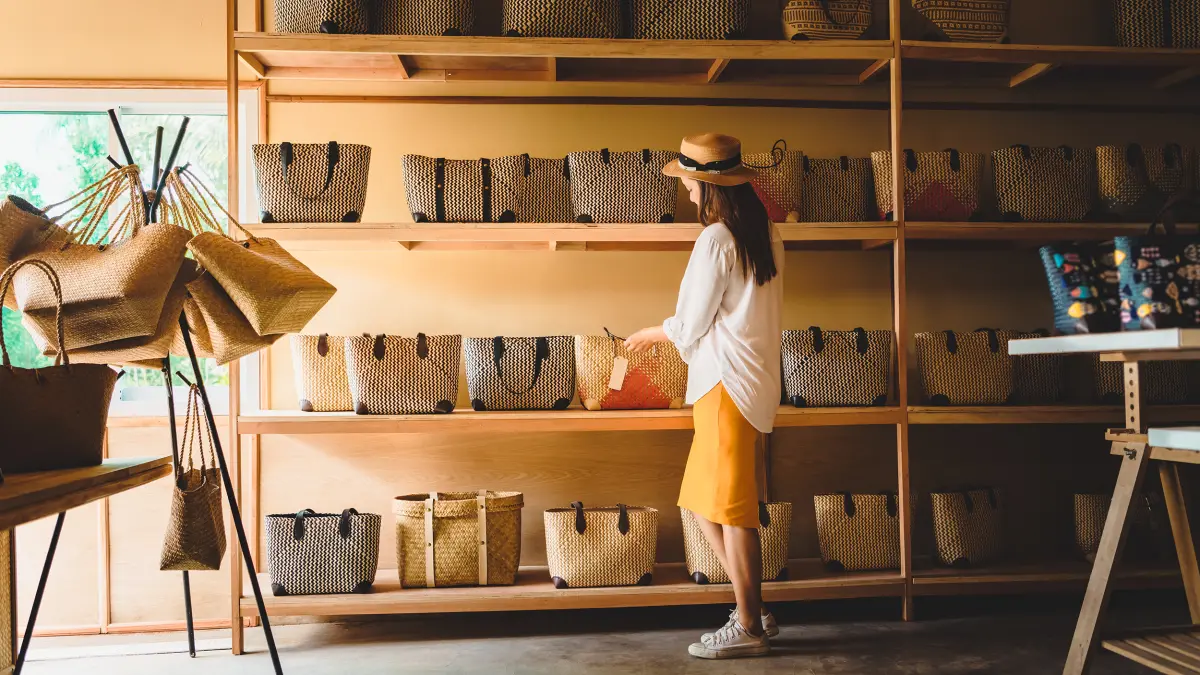 Jeune femme dans un magasin de sacs