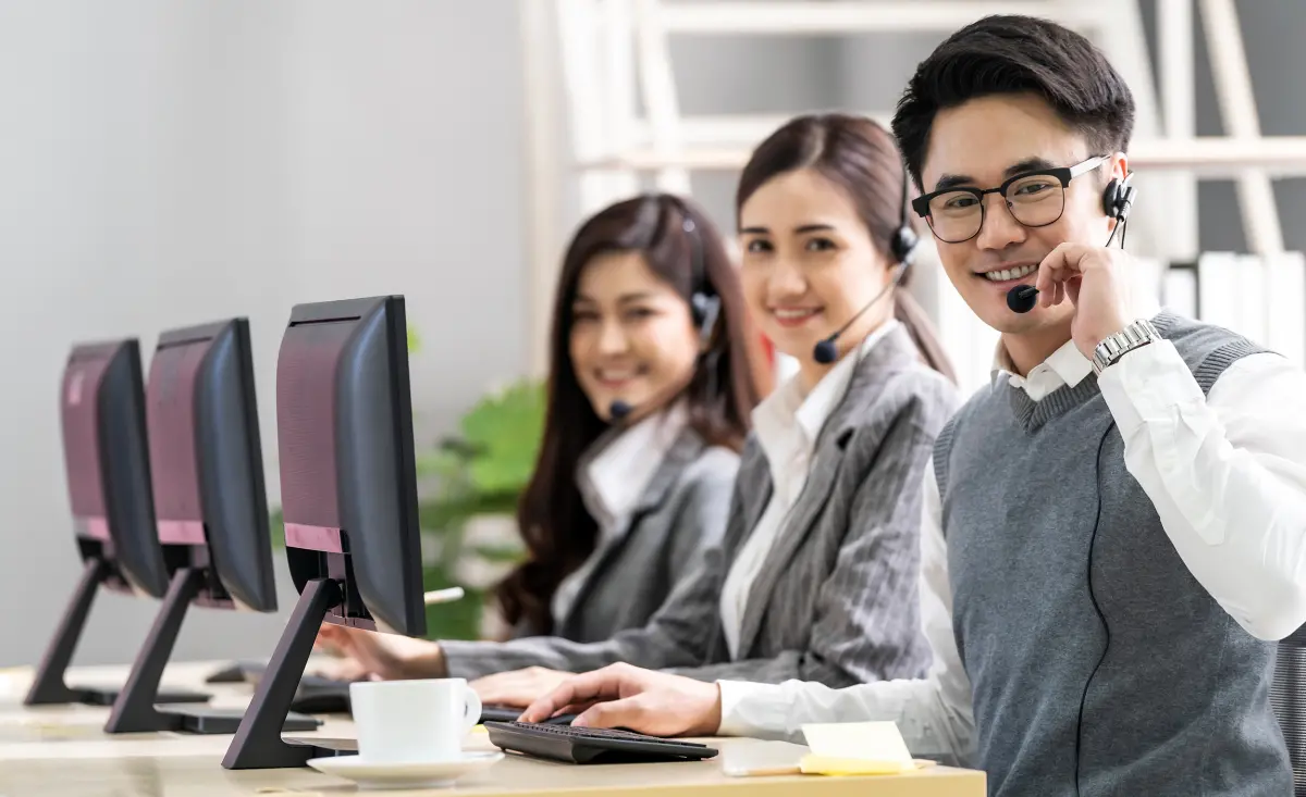 3 téléopérateurs souriants