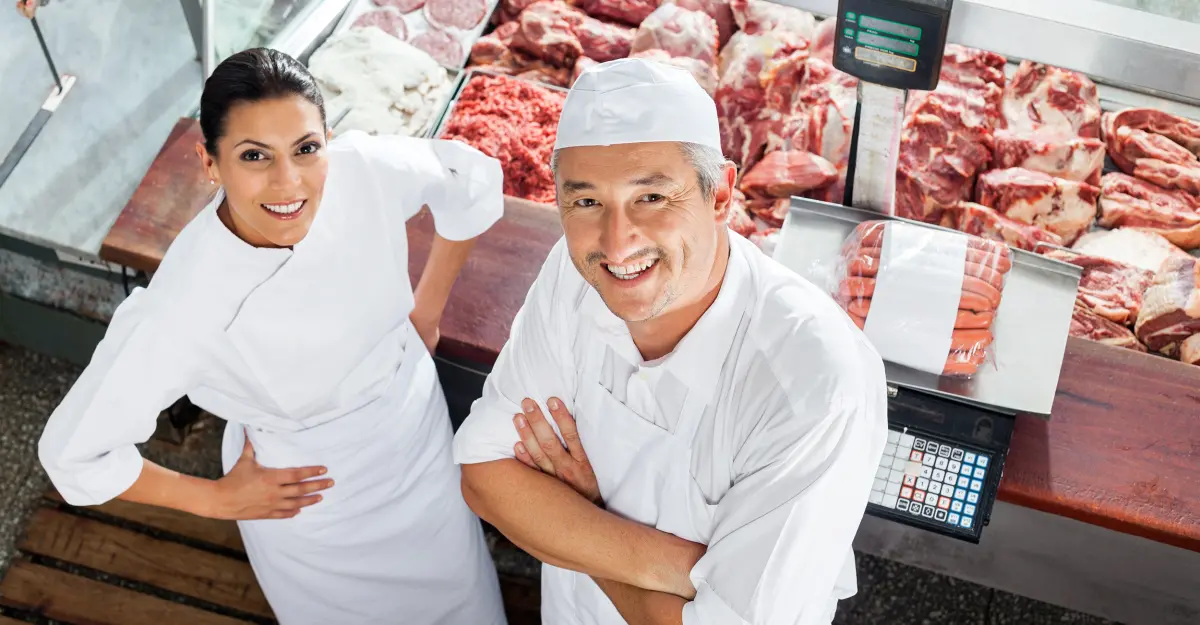 Une femme et un homme dans leur boucherie