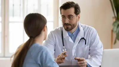 médecin avec stéthoscope parlant à une patiente