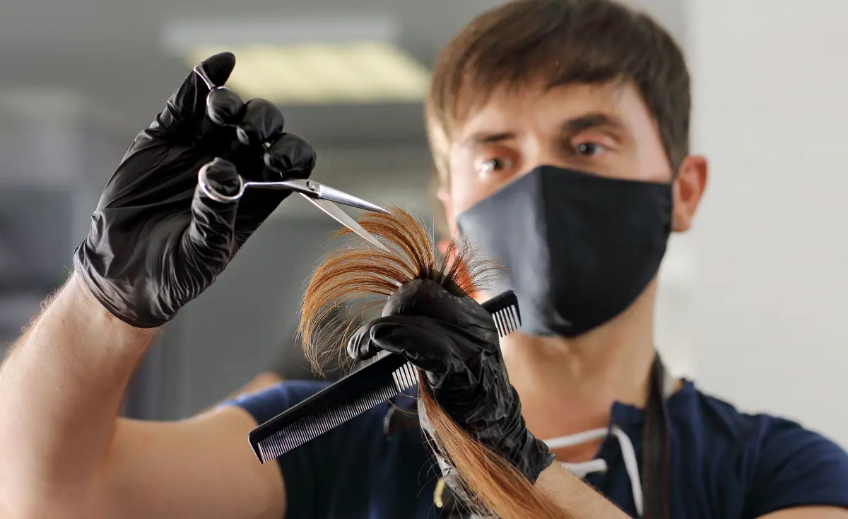 Coiffeur coupant des cheveux