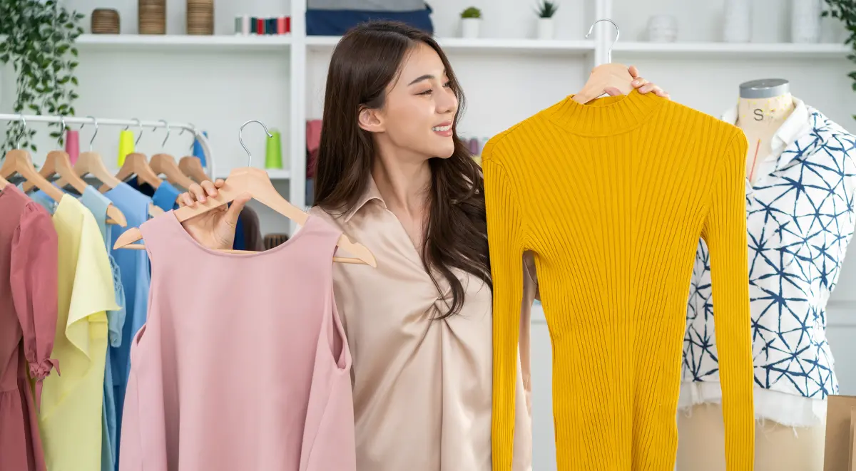 Femme dans une boutique de vêtements