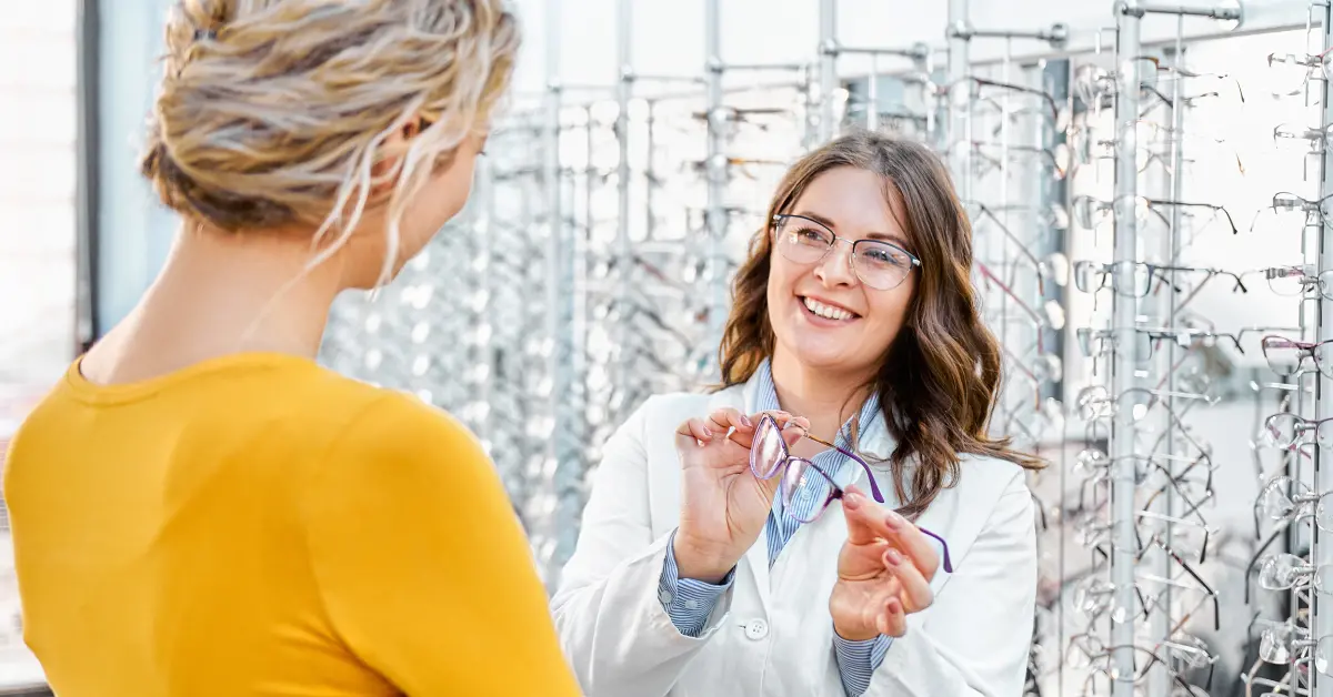opticien présente des lunettes à une cliente