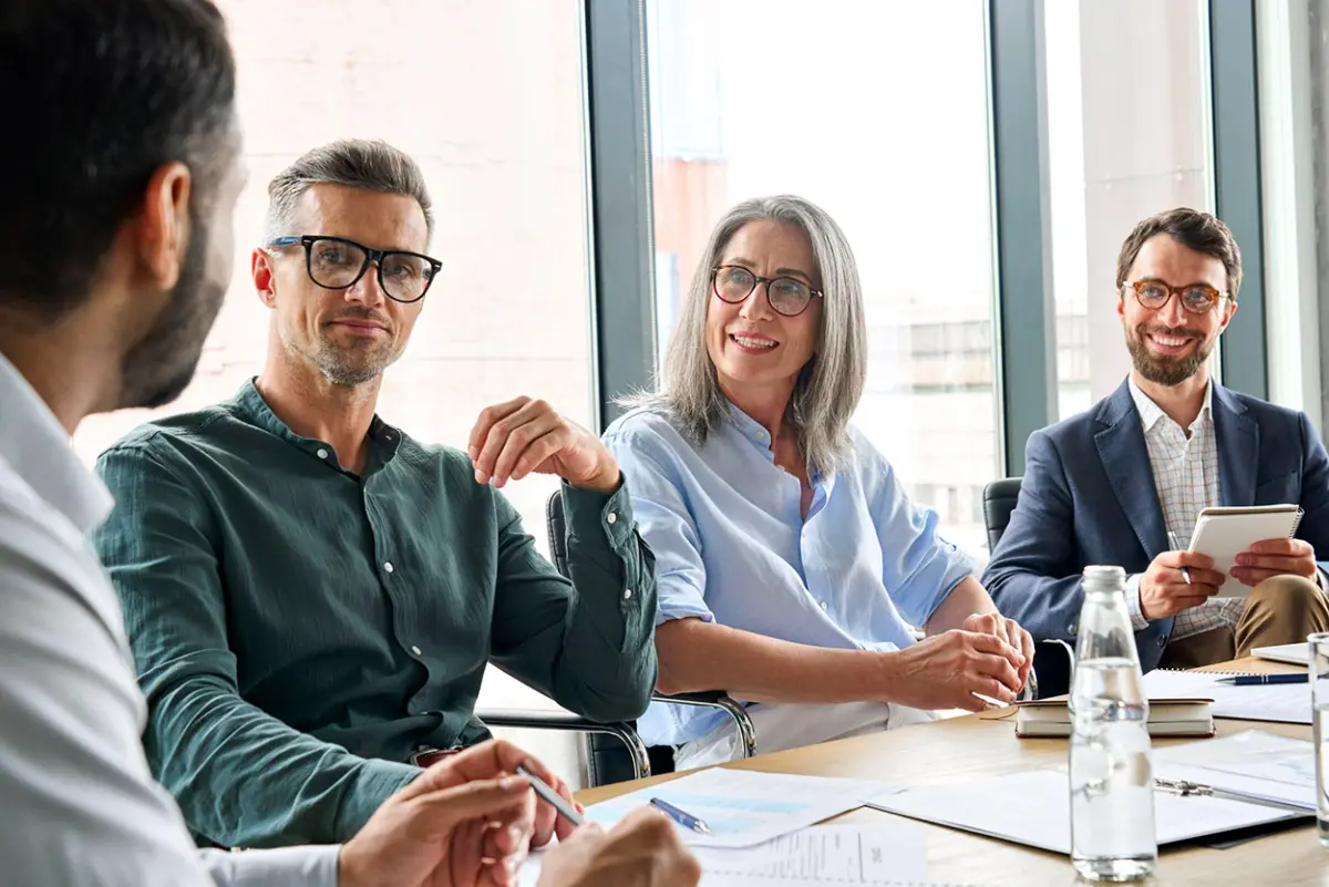 employés de bureau travaillent ensemble