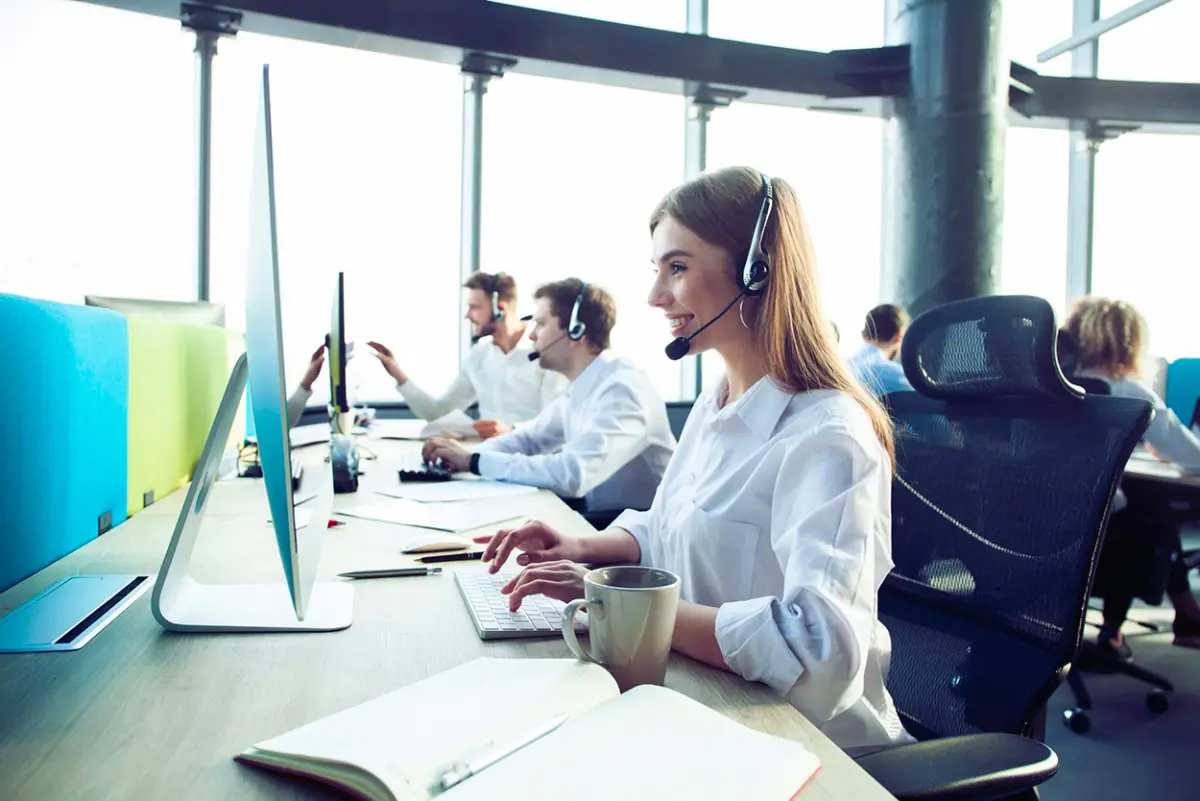 téléopératrice dans un call center