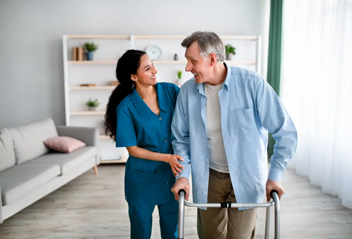 homme heureux avec un déambulateur