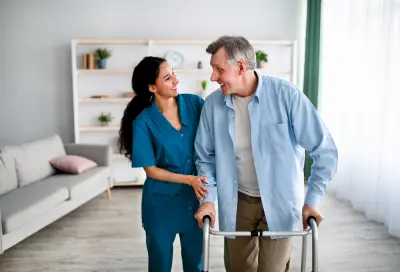 homme heureux avec un déambulateur