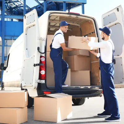 deux déménageurs remplissent un camion